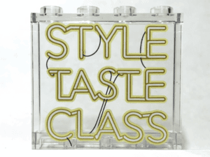 Paneel 1x4x3 met zijsteunen, holle noppen met 'STYLE TASTE CLASS' neonbord (geprint)