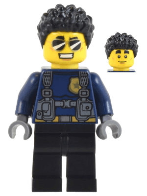 cty1042 Politie - Politieagent - Man, donkerblauw shirt met harnas, zwarte benen, zwart krullend haar, zonnebril (Duke DeTain)
