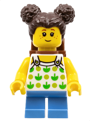 cty1333 Kind - Meisje, witte halter top met groene appeltjes en limoengroene vlekken, medium blauwe korte benen, donkerbruin haar met knotjes, sproeten, roodachtig bruine rugzak