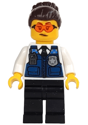 cty1365 Politie - Agent Gracie Goodhart - Donkerblauw vest, zwarte benen, donkerbruin haar met knot, veiligheidsbril