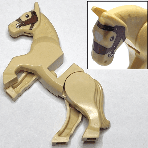 Paard, beweegbare benen met zwarte ogen, witte pupillen, roodachtig bruin hoofdstel en witte bles